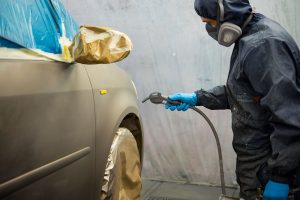 Lackieren eines Fahrzeuges in der eigenen Lackierkabine im Lackier- und Karosseriezentrum Hamm.